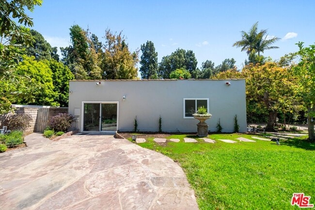 Building Photo - 1004 N Beverly Dr