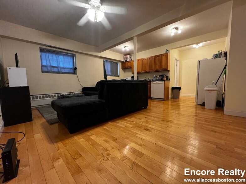 Building Photo - 1559 Beacon St