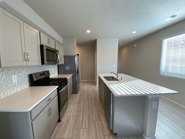 Building Photo - 3 Bedroom Single Story Home Available Near...