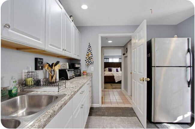 Building Photo - Furnished 1-Bedroom Apartment with Private Entrance and Free Laundry