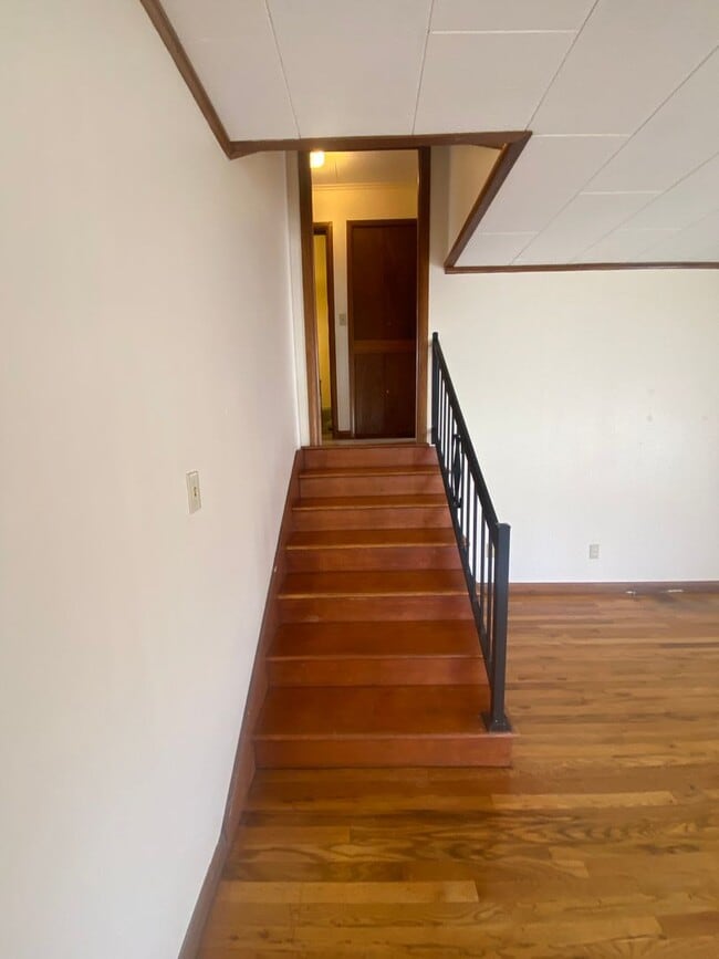Building Photo - 2 bed 1 bath duplex. Less than 3 miles fro...