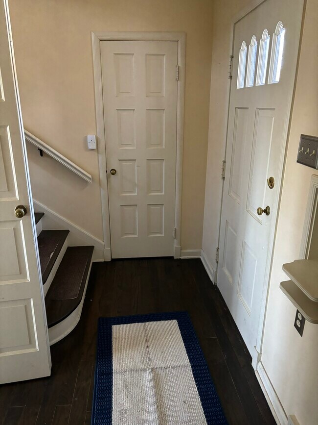 Entry - 904 S Jordan Ave