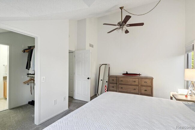 Building Photo - 677 E Lincoln St