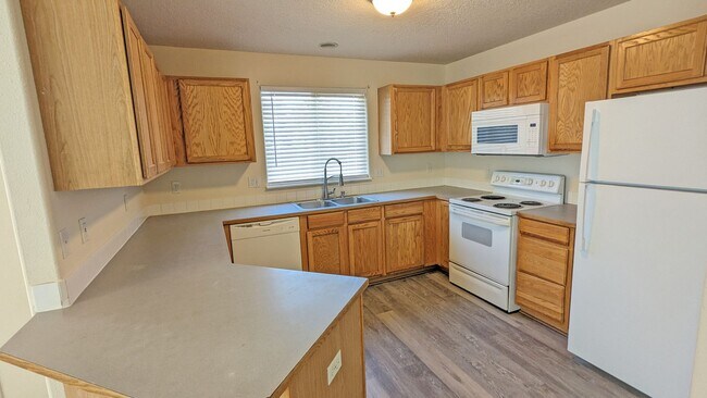 Building Photo - 3 bedroom 2.5 bath home