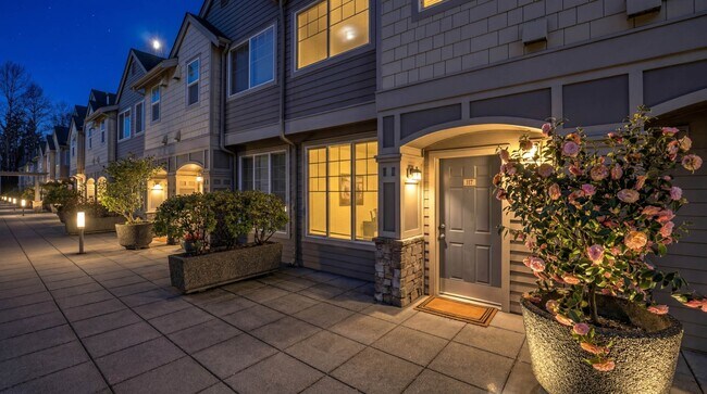 Building Photo - Updated Kirkland Townhome in Lochshire Condominiums with Premium Amenities- Available NOW
