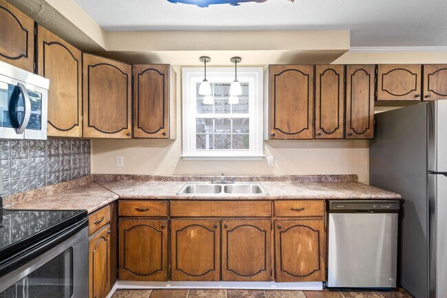 Building Photo - 3 Bedroom Pet Friendly Home For Rent!