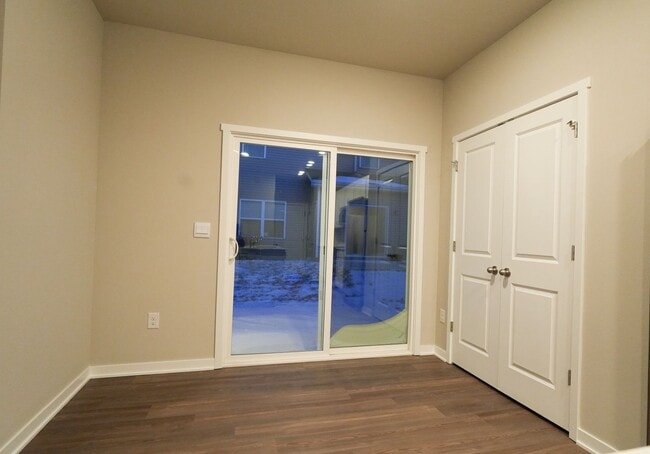 Building Photo - Available April 1st!! Townhome!! Near to I...