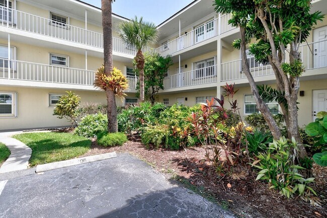 Building Photo - 1441 Ocean Dr