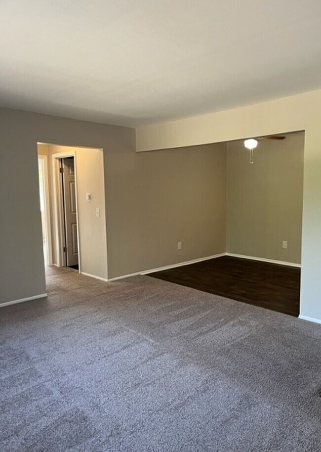 Building Photo - Charming 2 bedroom/1 bathroom apartment ne...
