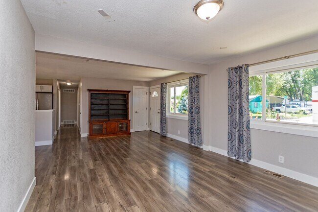 Building Photo - Charming 3BR Home with Updated Amenities &...