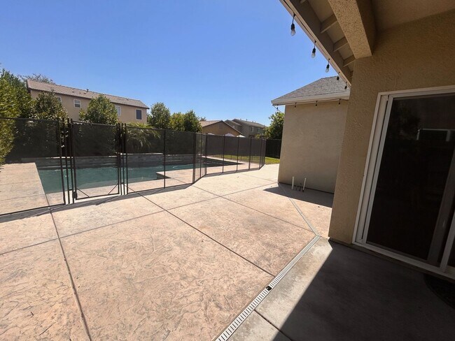Building Photo - Beautiful home for rent in Visalia with a pool!