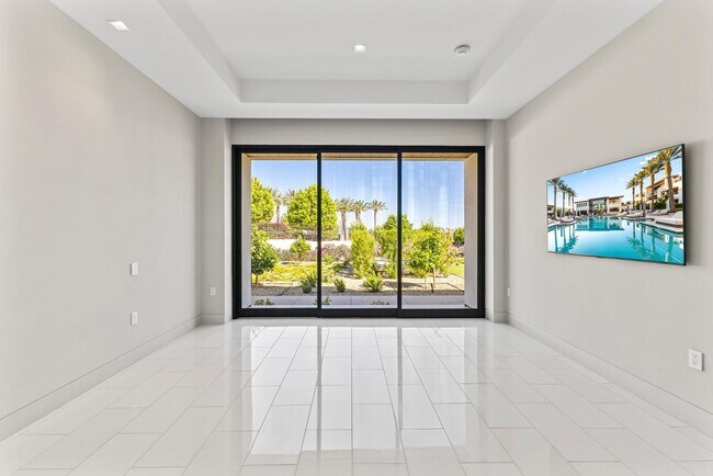 Building Photo - 6587 N Palmeraie Blvd