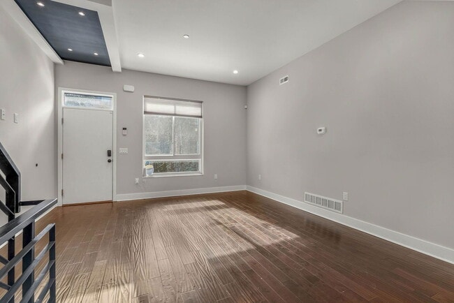 Building Photo - 1645 W Cabot St