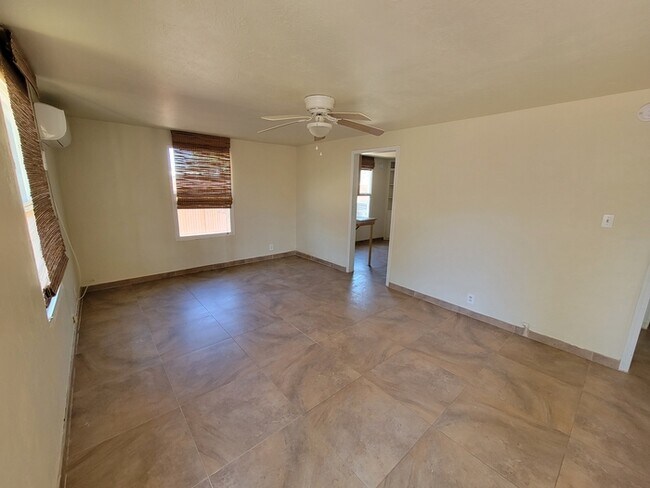 Building Photo - 4423 E Fairmount St