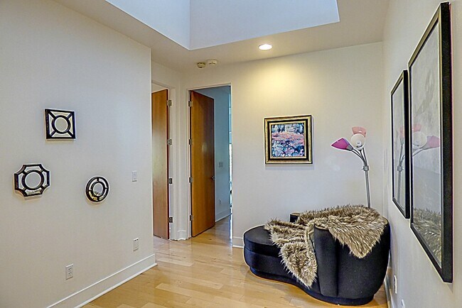 Building Photo - 108 Lost Oak Ct