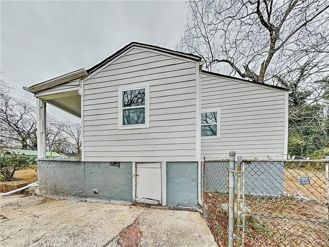 Building Photo - 1958 Maywood Pl NW