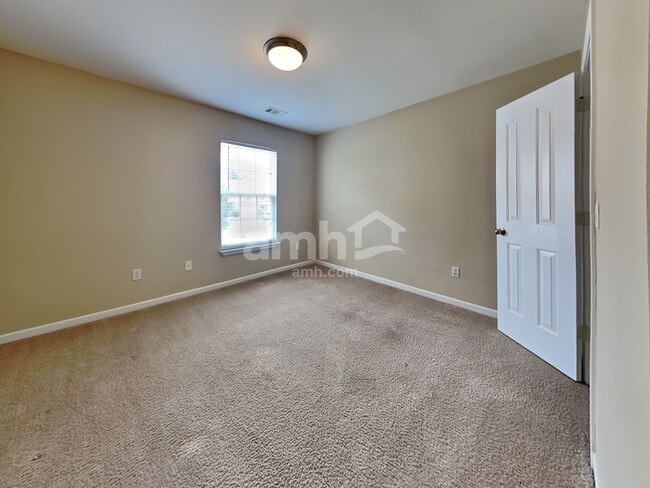 Building Photo - 11 Knoll Ridge Dr