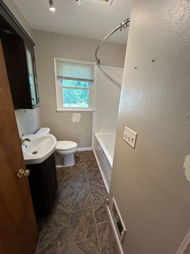 Building Photo - $1,250 - 2 Bed 1 Bath Home