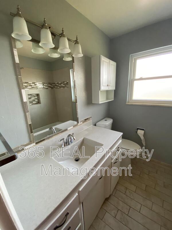 Building Photo - 301 Olive Ln