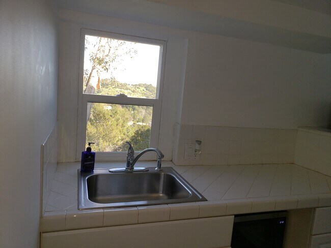 Building Photo - 960 N Tigertail Rd