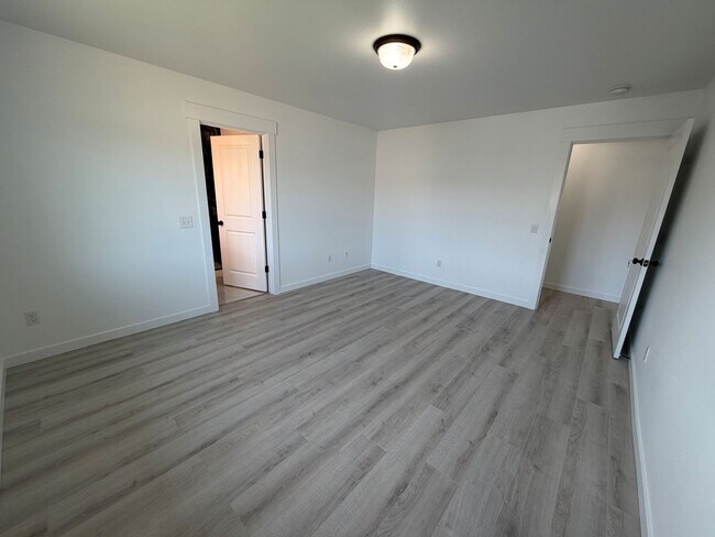 Building Photo - Newly remodeled 4 bedrrom 2.5 bathroom