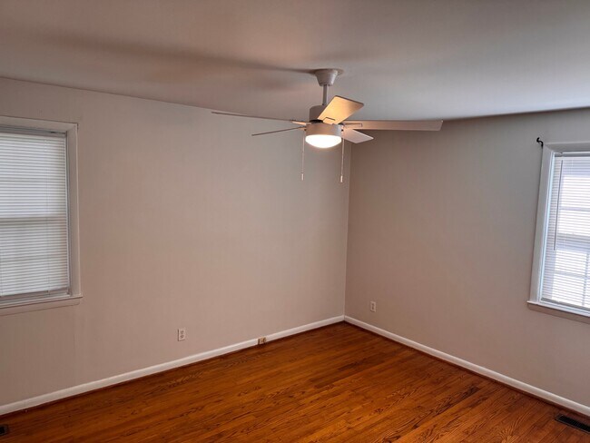 Building Photo - 409 N Glen Dr