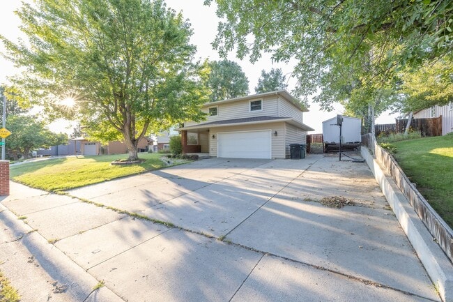 Building Photo - Spacious 5-Bedroom Home with Bonus Room & ...