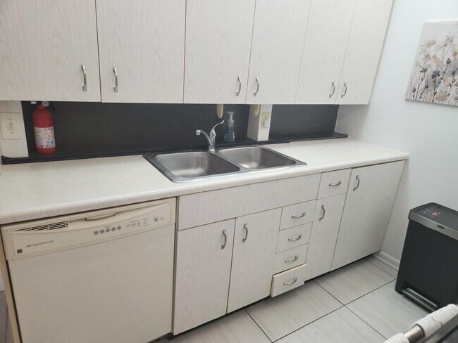 Building Photo - 3059 Ainslie Dr