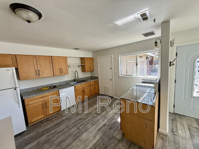 Building Photo - 790 Topaz Dr
