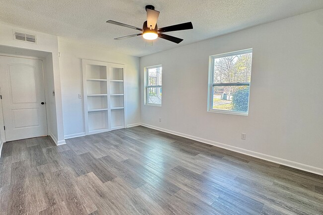 Building Photo - AVAILABLE NOW! (Pet Friendly)