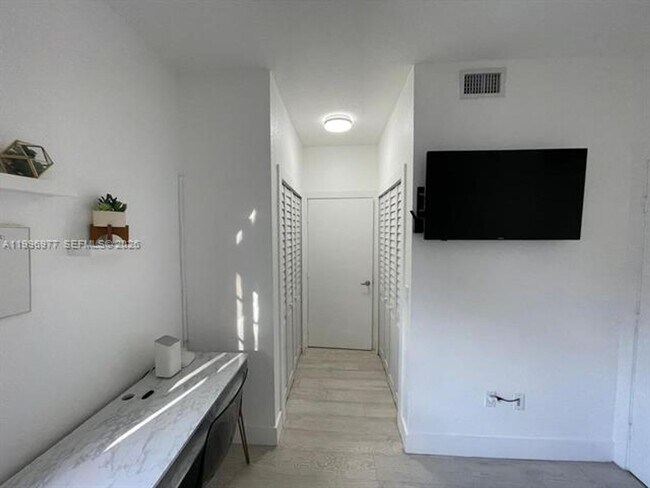 Building Photo - 325 NW 19th Ln