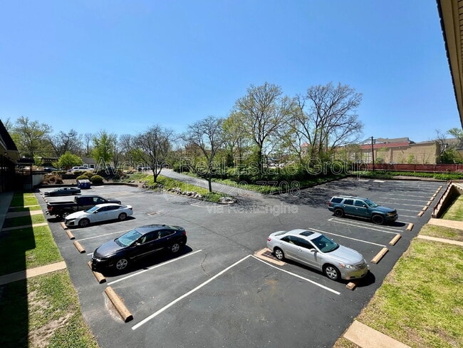 Building Photo - 129 E Lockwood Ave