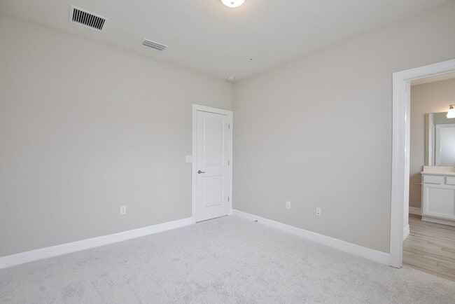 Building Photo - Luxurious 3/3.5 Spacious Townhome with a B...