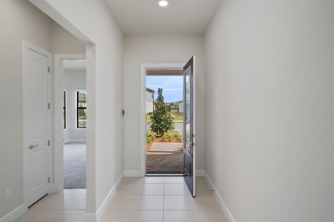 Building Photo - 818 SE Courances Dr