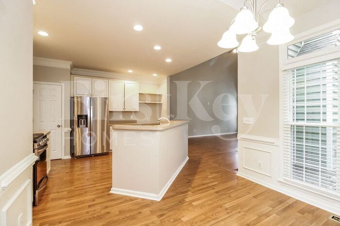Building Photo - 5386 Beechmont Dr