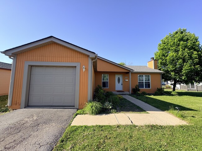 Building Photo - 1320 Foxcroft Dr