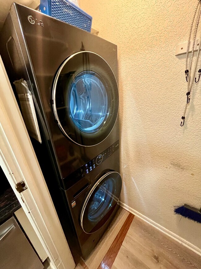 Building Photo - 3200 W Britton Rd