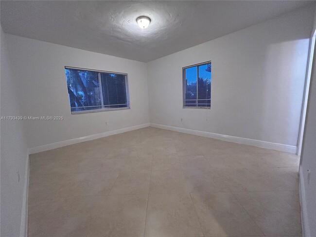 Building Photo - 2880 Pine Tree Dr
