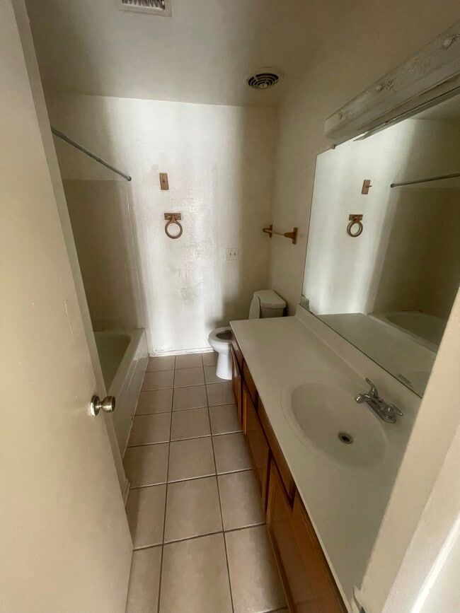Building Photo - Four Bedroom Two Bath Vaulted Ceilings