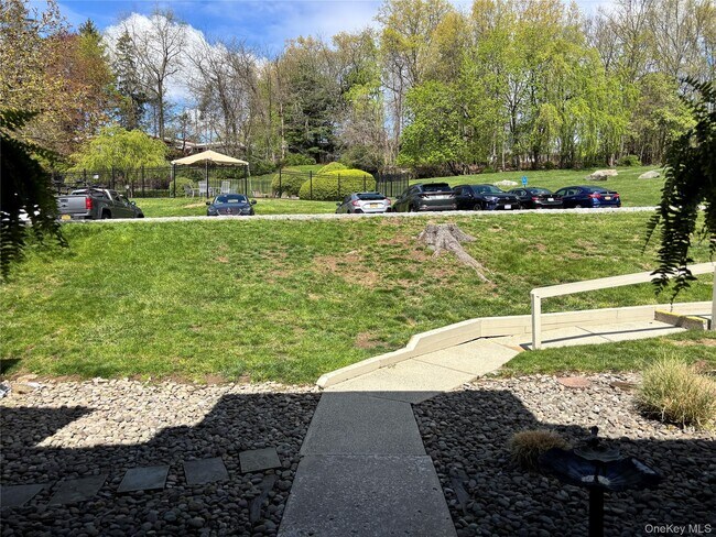 Building Photo - 10 Sycamore Dr