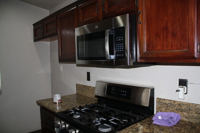 Building Photo - 2119 Foxglove Ct