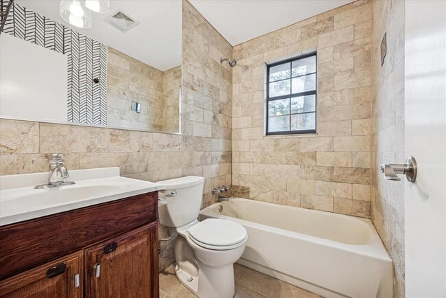 Building Photo - 3104 Fontana Dr