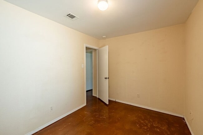 Building Photo - 2403 Monarch Dr