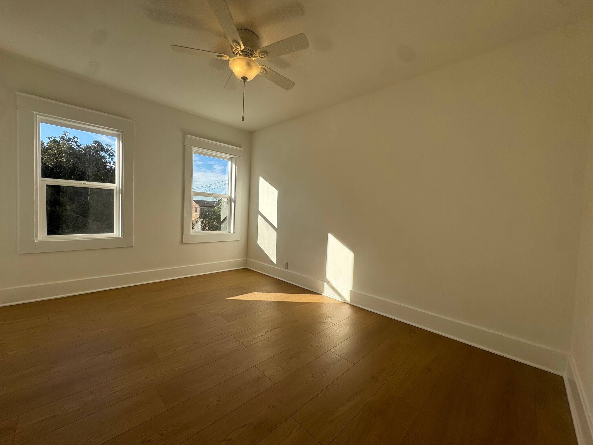 Building Photo - 5319 S Hoover St