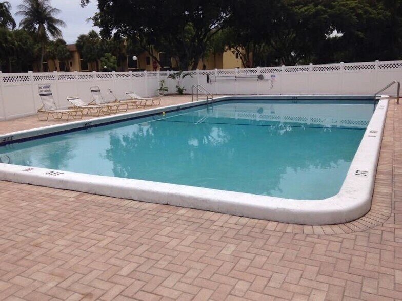 large heated pool - 480 NW 20th St