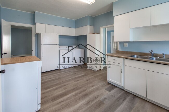 Building Photo - Large 3 Bedroom Apartment!