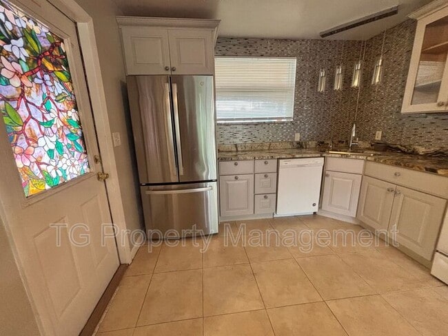 Building Photo - 1355 Lamanto Ave E