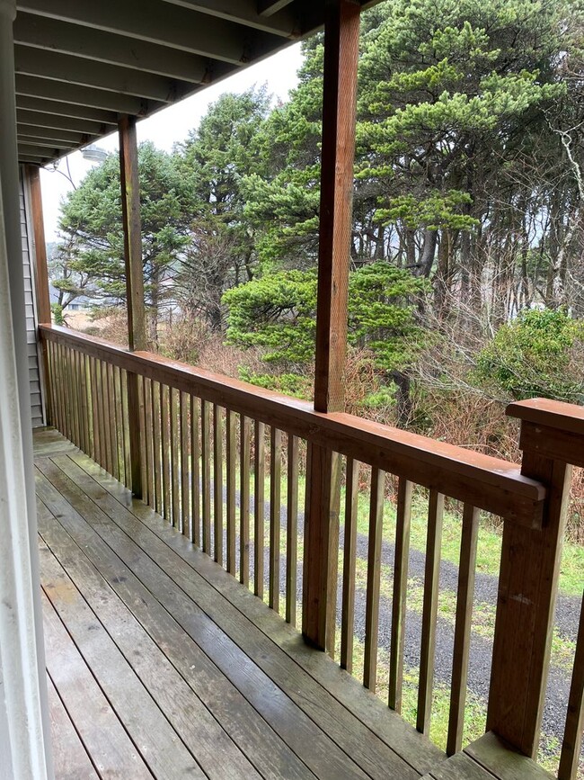 Building Photo - Recently renovated apartment in Lincoln City!
