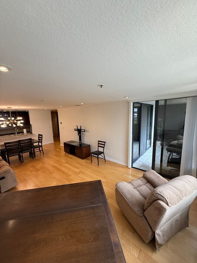Building Photo - 2bed 2bath in Los Angeles