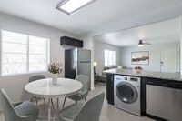 Building Photo - 838 E 9th St